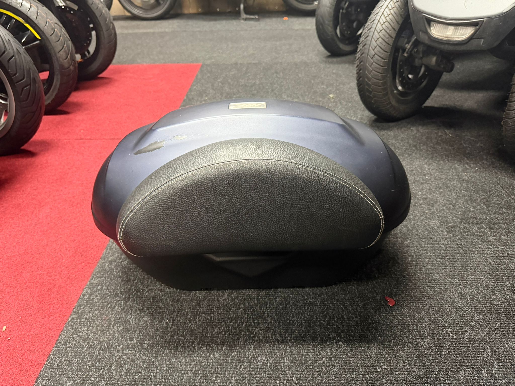 Piaggio MP3 Originele Topkoffer 47L – Mat Blauw (Incl. Drager) - Afbeelding 3