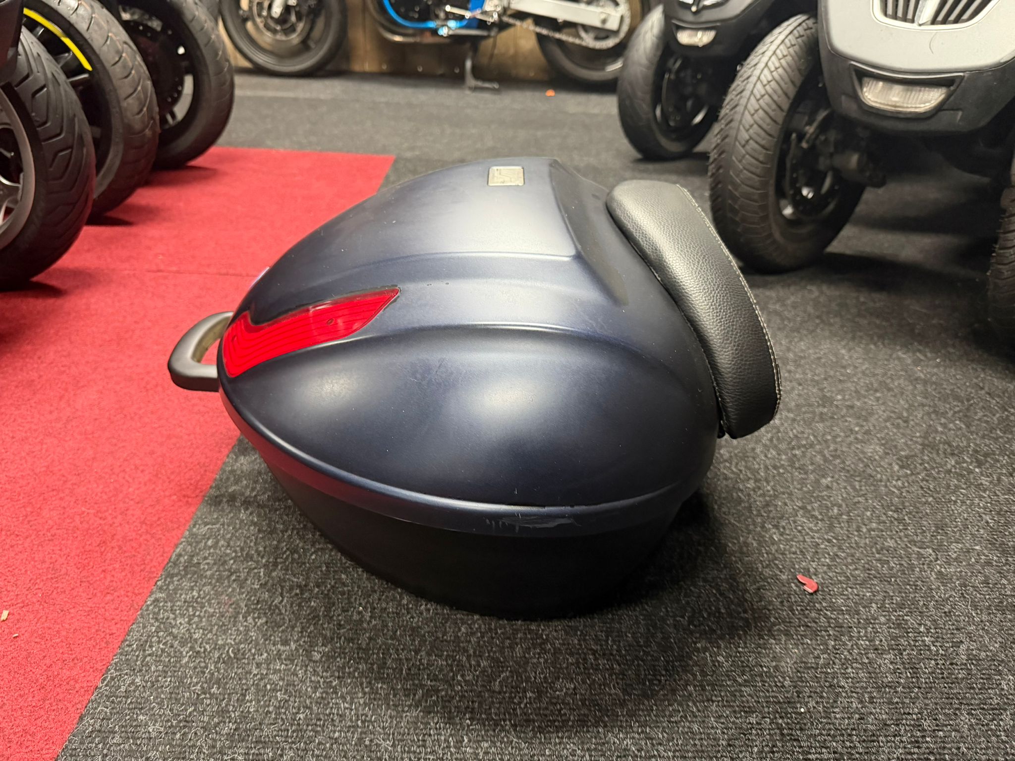 Piaggio MP3 Originele Topkoffer 47L – Mat Blauw (Incl. Drager) - Afbeelding 2
