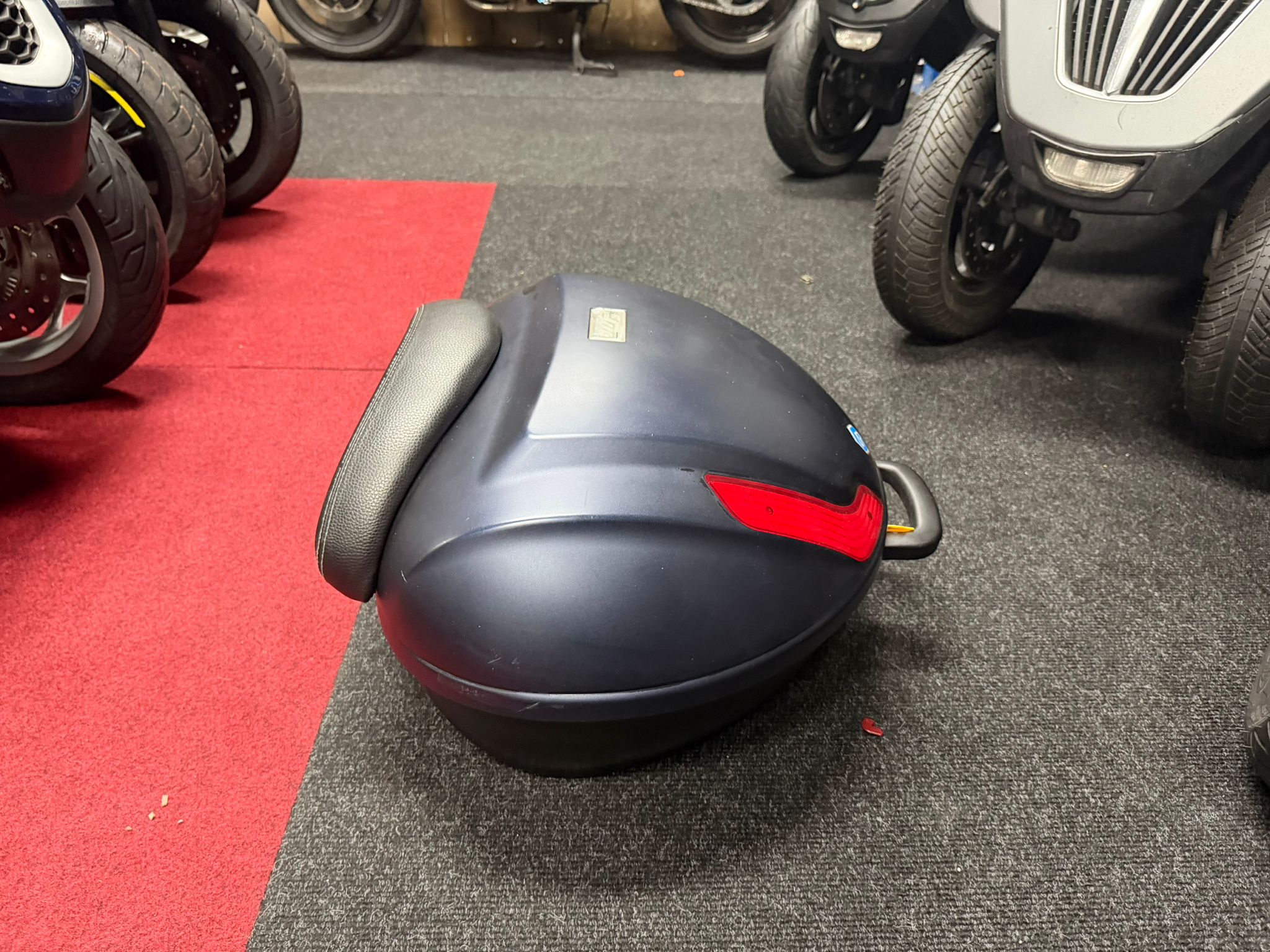 Piaggio MP3 Originele Topkoffer 47L – Mat Blauw (Incl. Drager) - Afbeelding 4