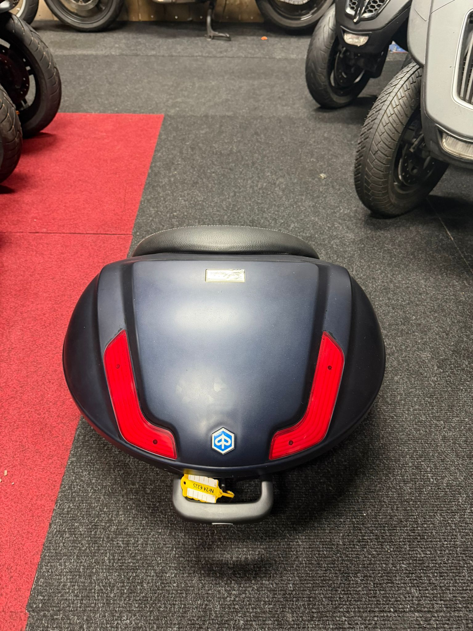 Piaggio MP3 Originele Topkoffer 47L – Mat Blauw (Incl. Drager)