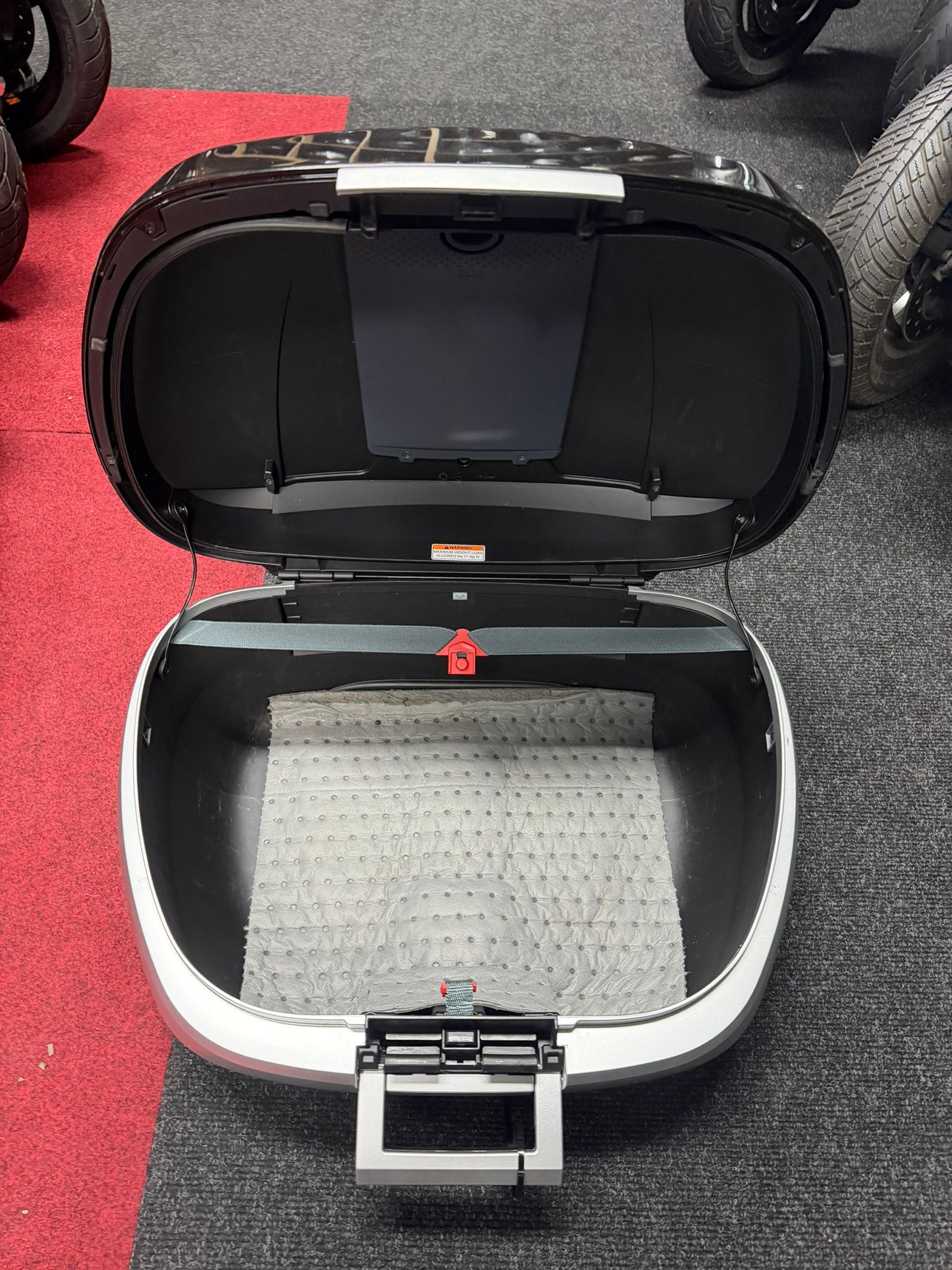 Piaggio MP3 Originele Topkoffer 52L – Hoogglans Zwart (Incl. Drager) - Afbeelding 7