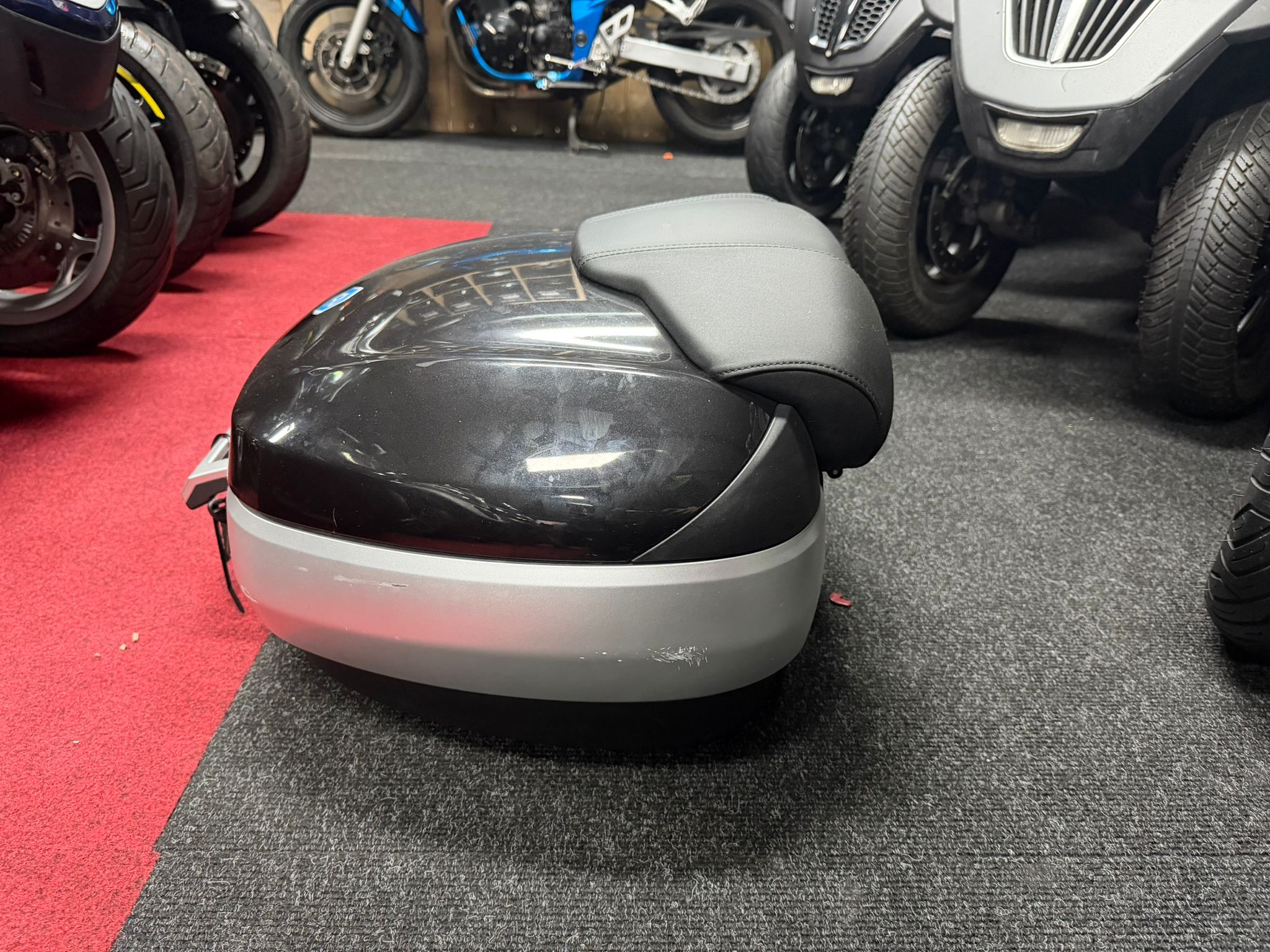 Piaggio MP3 Originele Topkoffer 52L – Hoogglans Zwart (Incl. Drager) - Afbeelding 6