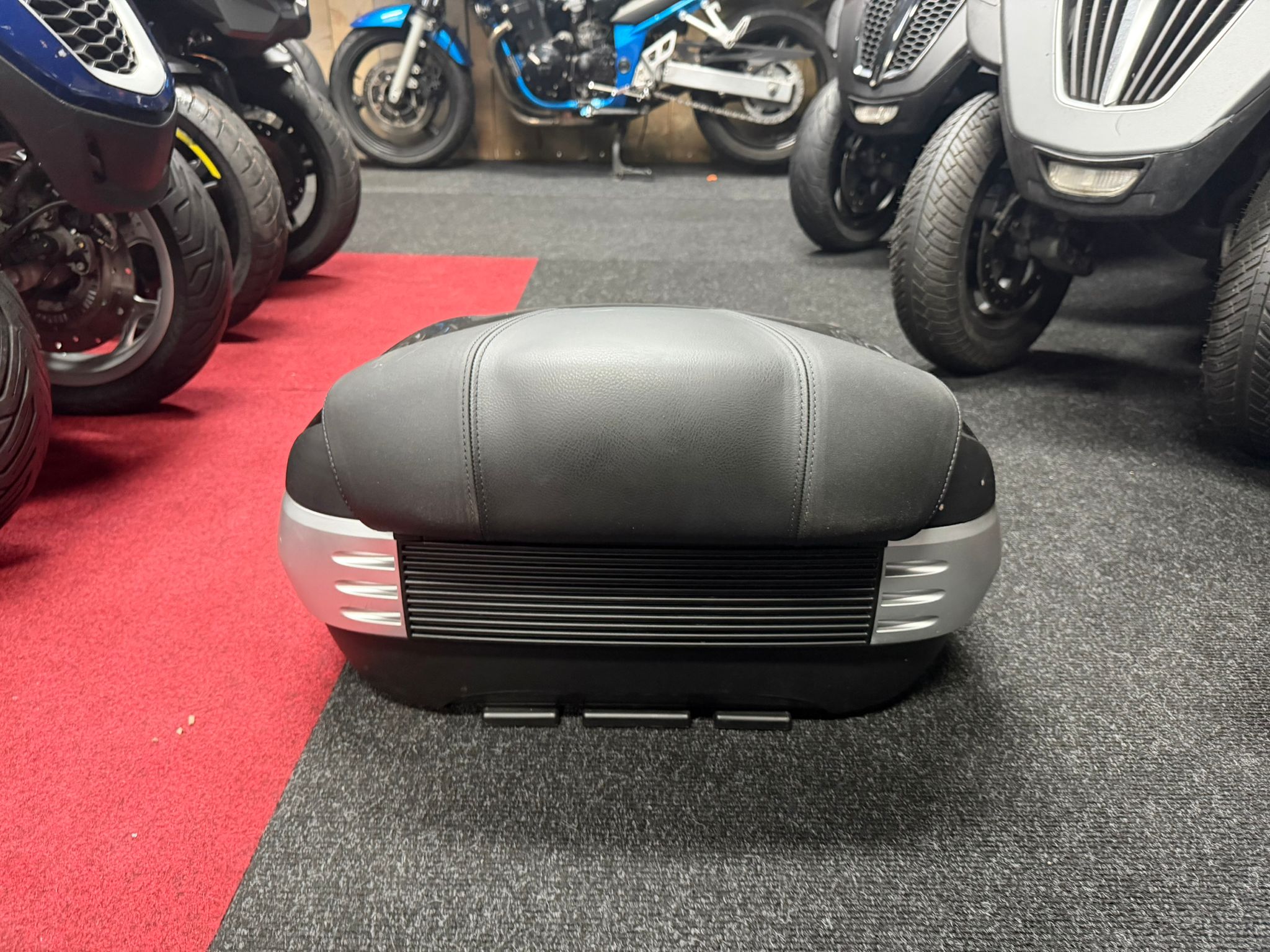 Piaggio MP3 Originele Topkoffer 52L – Hoogglans Zwart (Incl. Drager) - Afbeelding 5