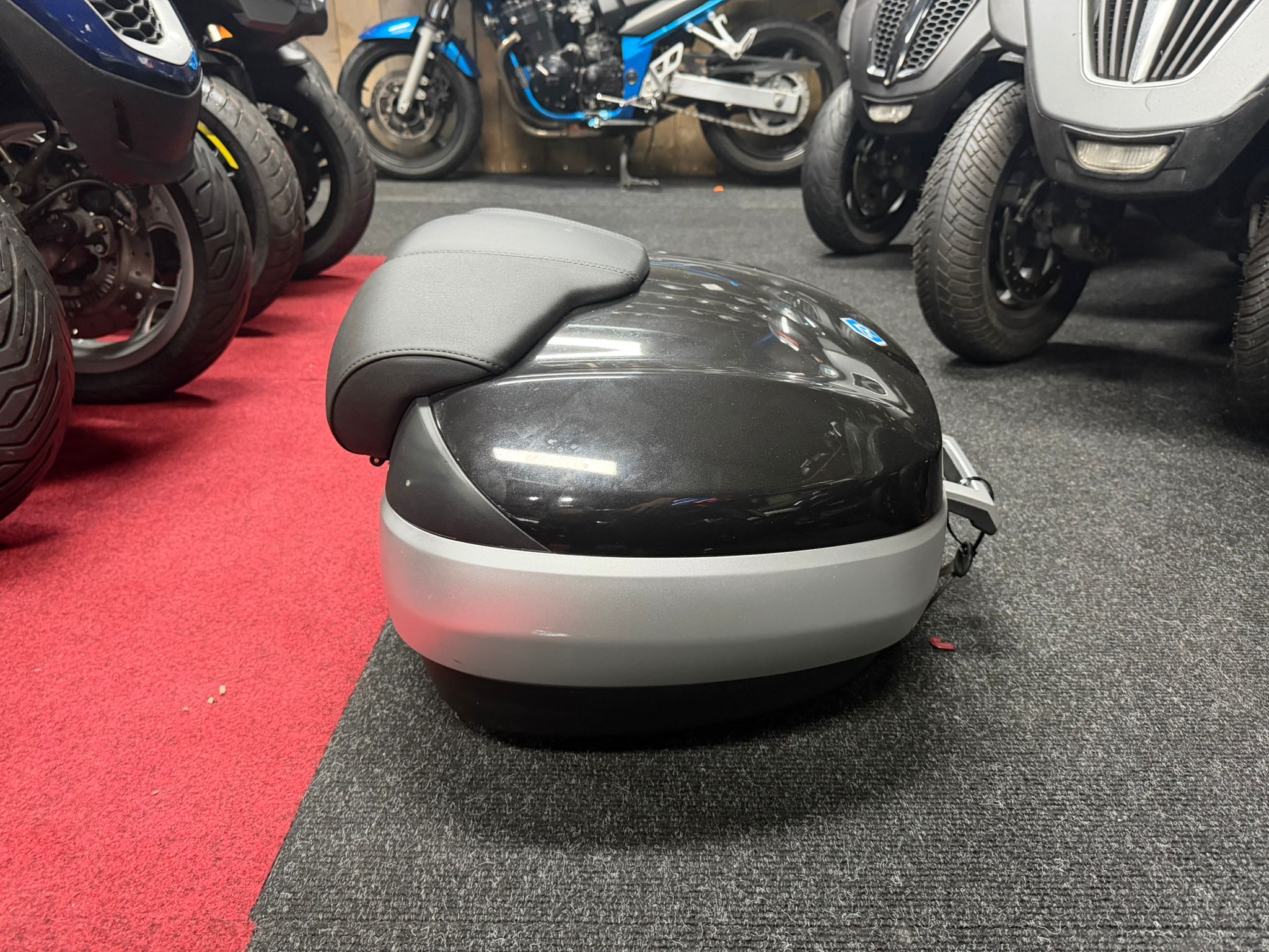 Piaggio MP3 Originele Topkoffer 52L – Hoogglans Zwart (Incl. Drager) - Afbeelding 4