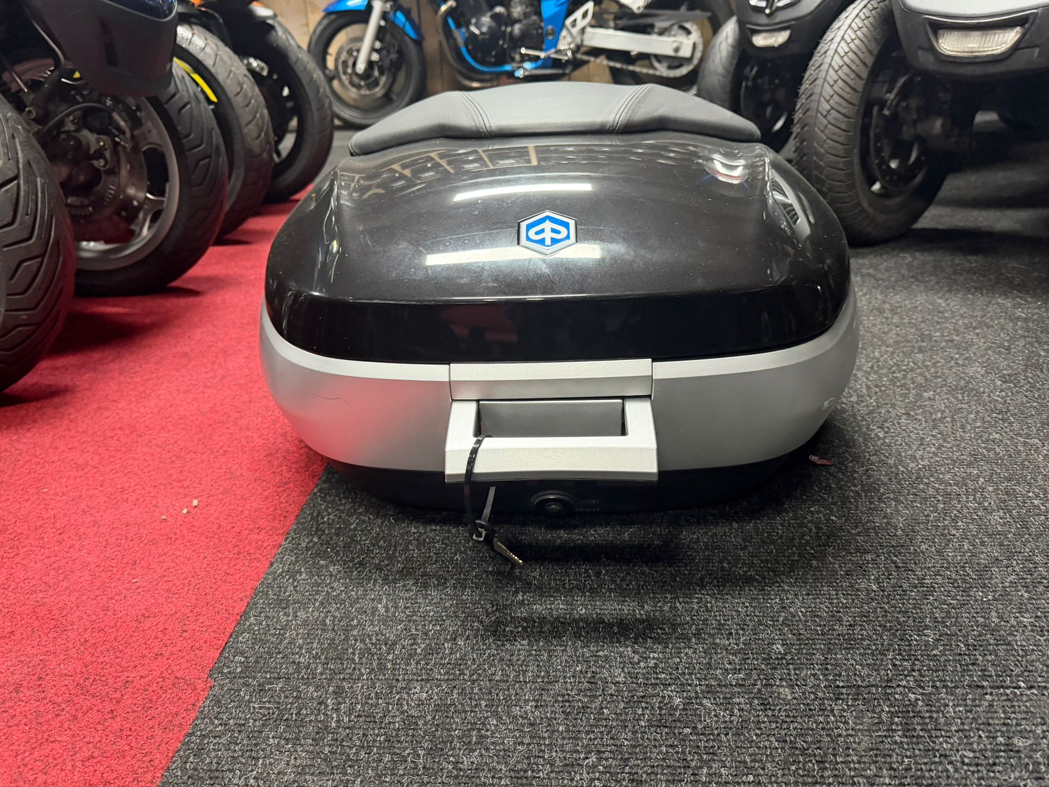 Piaggio MP3 Originele Topkoffer 52L – Hoogglans Zwart (Incl. Drager) - Afbeelding 3