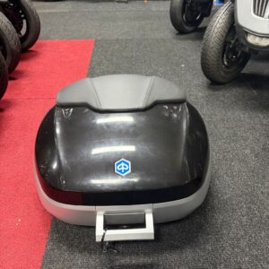 Piaggio MP3 Originele Topkoffer 52L – Hoogglans Zwart (Incl. Drager)