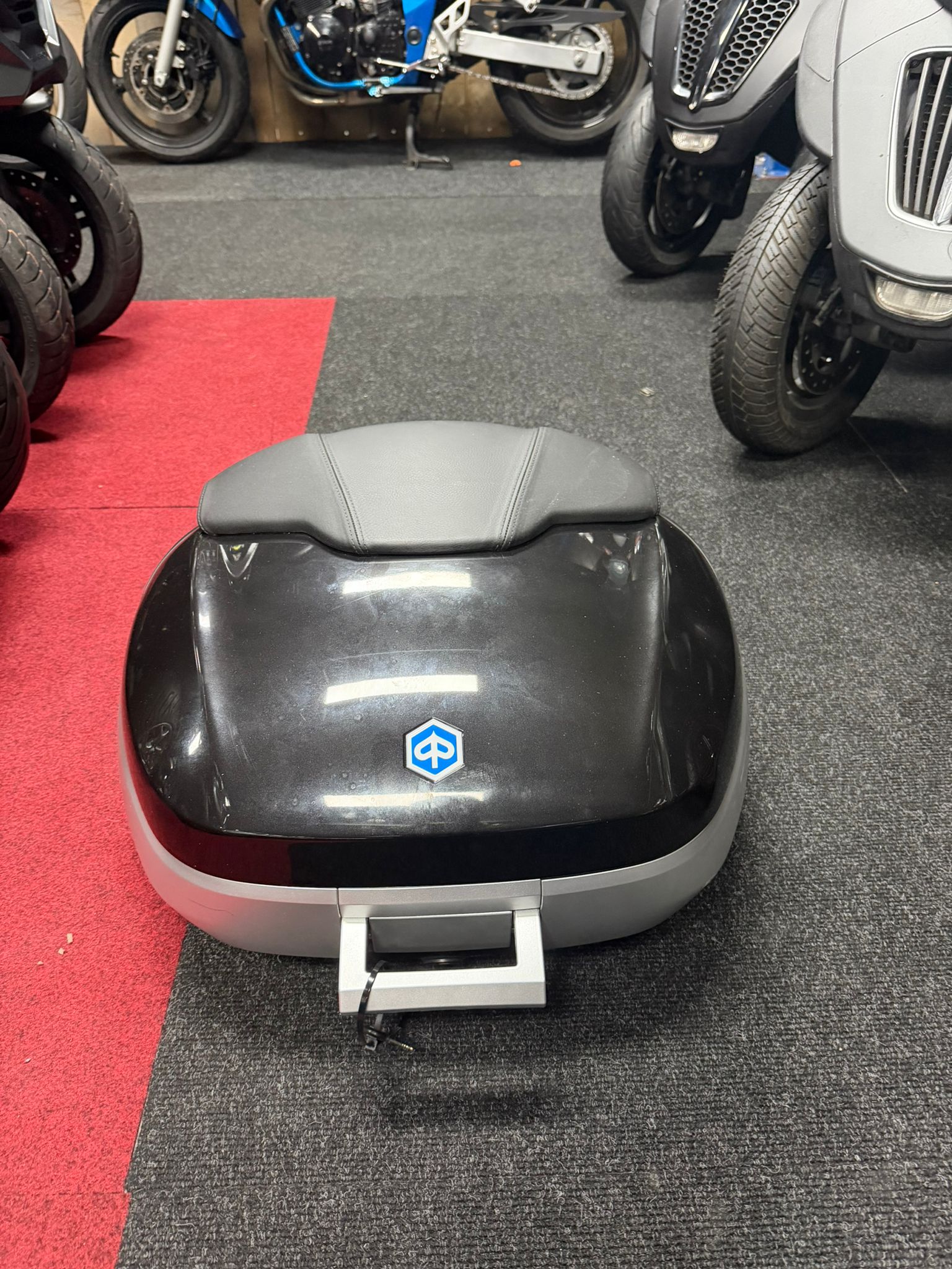 Piaggio MP3 Originele Topkoffer 52L – Hoogglans Zwart (Incl. Drager)