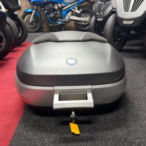 Piaggio MP3 Originele Topkoffer 52L – Mat Grijs (Incl. Drager)