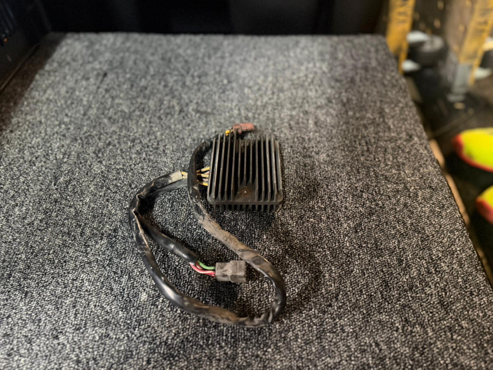 Spanningsregelaar Piaggio MP3 400 / 500 – Laadregelaar OEM Kwaliteit - Afbeelding 2